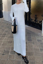 Einfarbiges Rippstrickkleid mit Bindegürtel